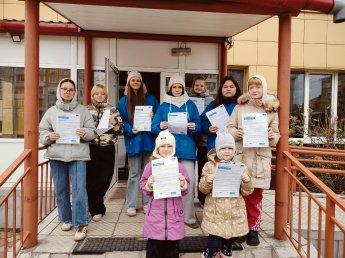 Сегодня воспитанники центра семьи " Лесосибирский", совместно с Добро.Центр| Лесосибирск и Центр социального обслуживания "Лесосибирский" провели уличную акцию «Дарю тепло» для подростков города.